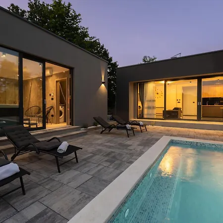 Alison Deluxe Villa *